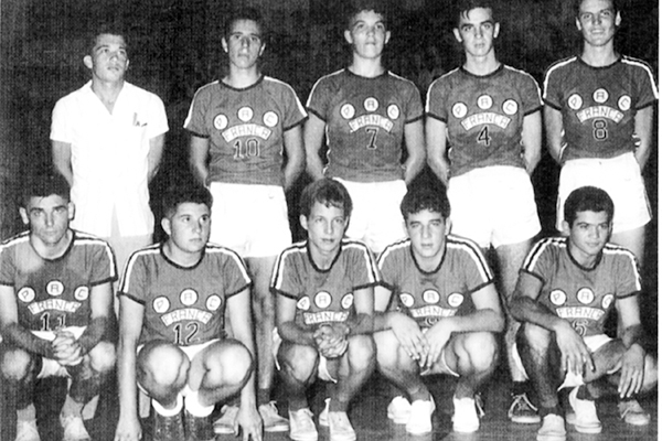 Esta raríssima foto me foi trazida por um amigo, o médico Enéas de Andrade Cunha. É de um time de basquete, o Paulistano, formado por alunos do IETC, no ano de 1961. Em pé, da esquerda para a direita: Ademar Camargo Pires, Clóvis, Totô, Lamartine Vidal e 